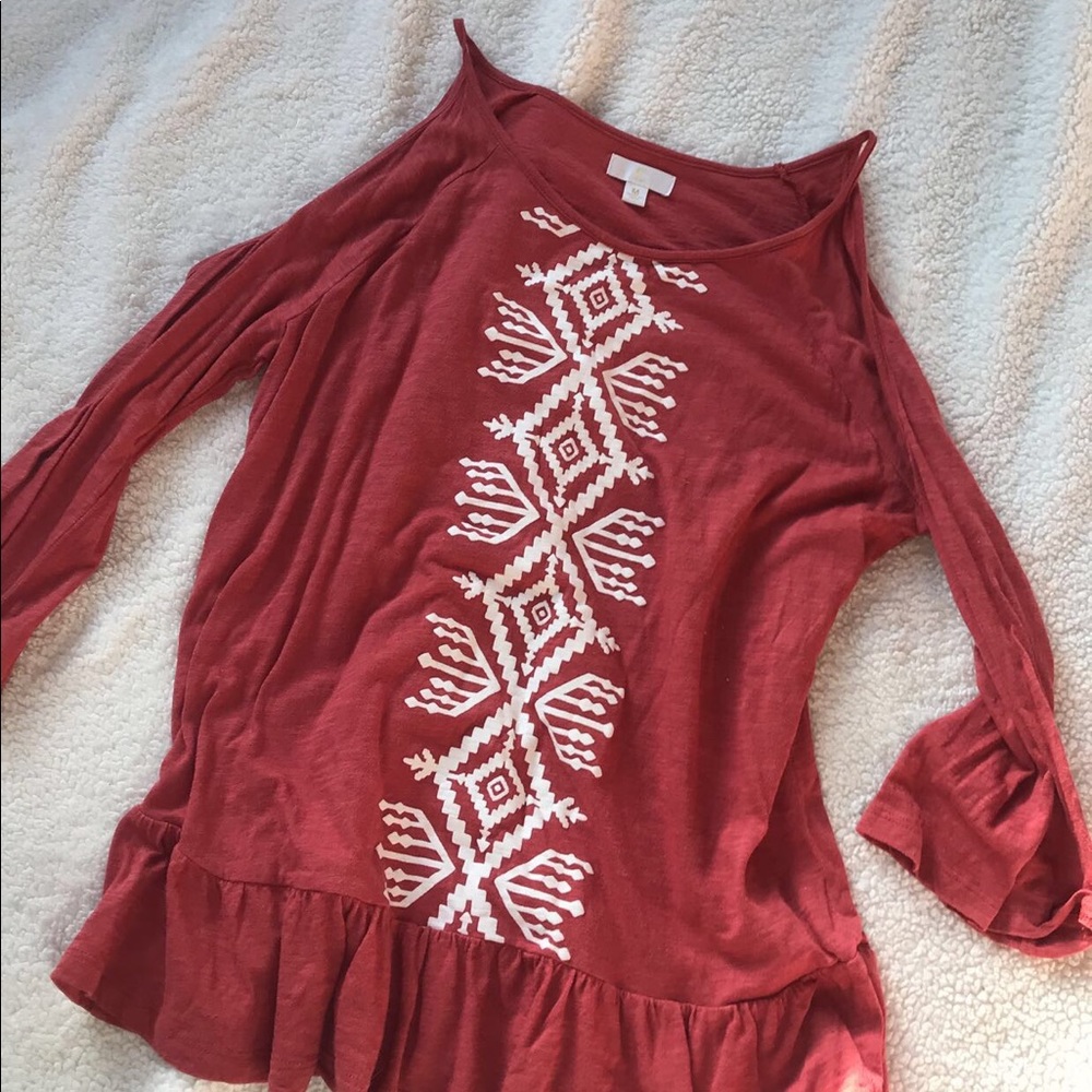 Long sleeve shirt with open shoulders